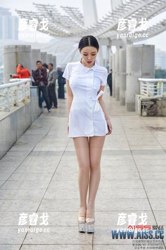 爱丝最新出的美丝发型师写真集，整个人都要呜哇哇，画风和平常不一样，记得多留几秒。