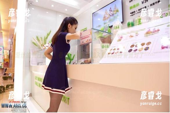 爱丝的假日野餐，看着看着就想加入他们的野餐派对了……