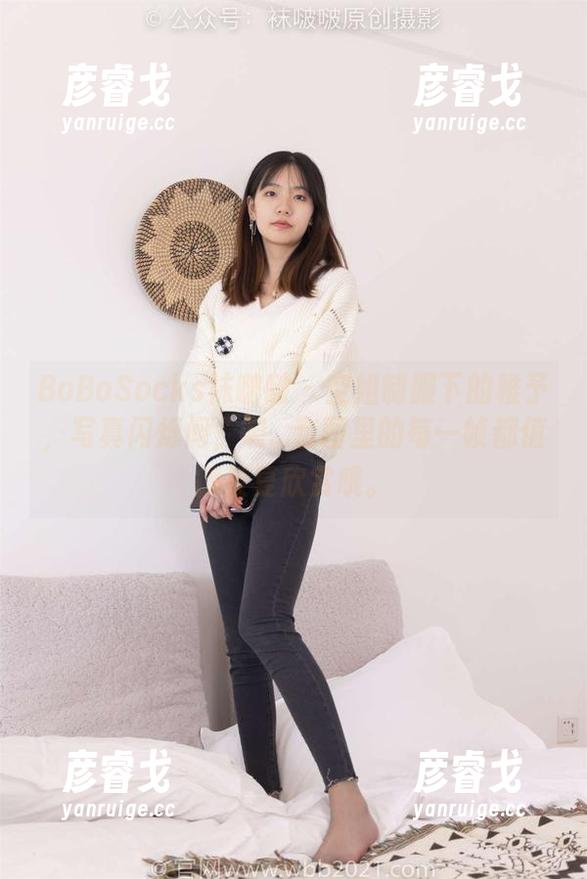 BoBoSocks袜啵啵 - 空姐制服下的稚予，写真闪烁间，嗯...套图里的每一帧都值得反复欣赏哦。