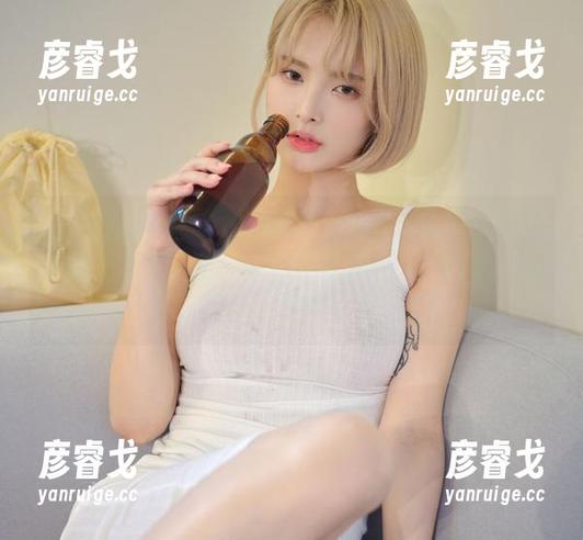 Hyoyeon(김효연)的KoreanRealgraphic在线上线了，真让人想重复看一次，二次…不会腻吧？