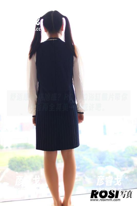 舒适感or尴尬感？ROSI的浴缸照片带你体会两全其美——或许吧。