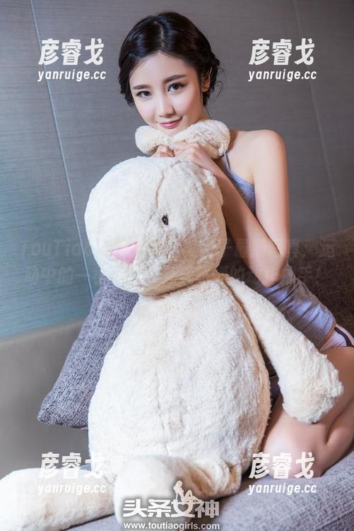 TouTiao头条女神 - 美纳子最新写真：运动中的一小步，变身成超燃的动作捕手！