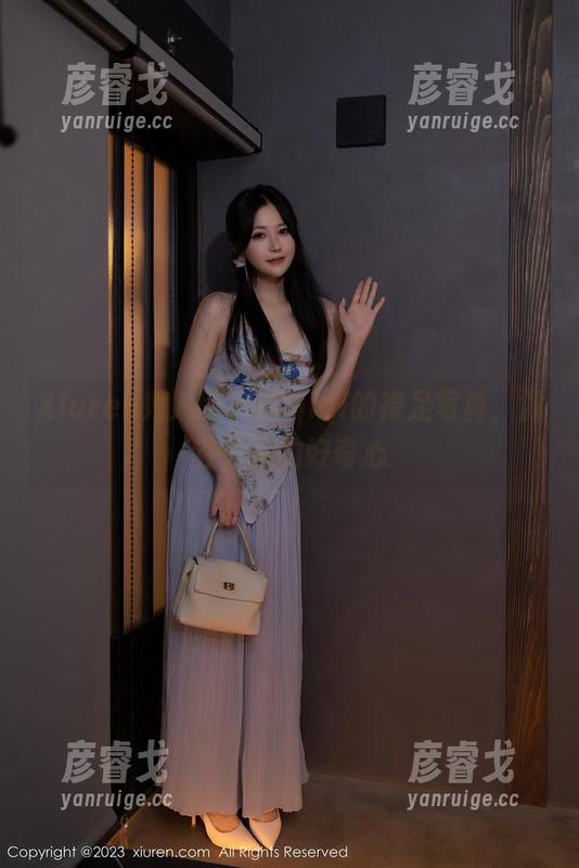 Xiuren秀人网 - 77qiqi的裸足写真，露在外头的好奇心