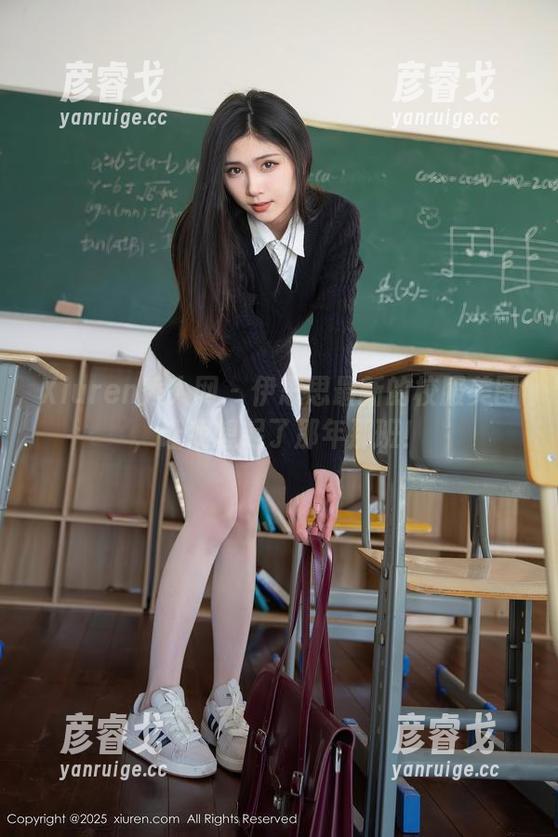 Xiuren秀人网 - 伊思思最新的校服美图，让我想起了那年那班！