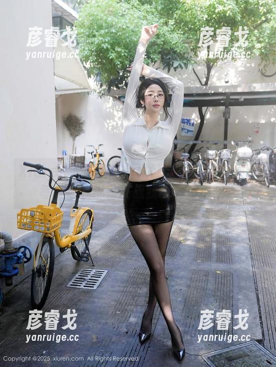 Xiuren秀人网 - 鱼尾fish的红裙合集：每个细节都在挑战我的审美极限。