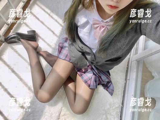 eloise软软 暮色荆棘中的eloise软软,分享她如何把这两样看似不搭的东西结合起来。