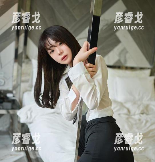 写真里，wuyo(우요)和她的礼服，完美到让人痛恨的程度。