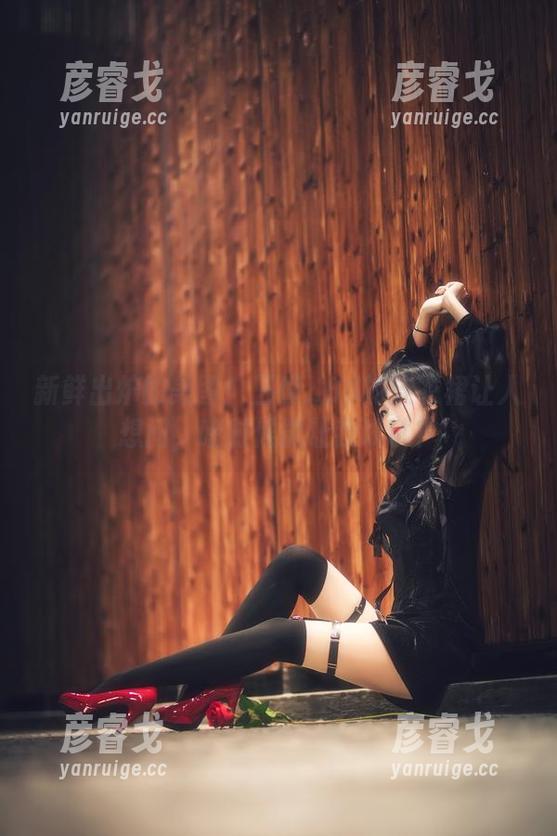 新鲜出炉的美图！三度_69的连衣裙让人想问，啥时候能让我试试？