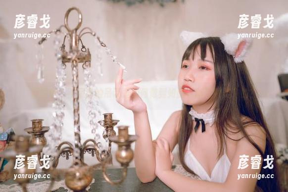 不呆猫 原图中,不呆猫的吊带是如何做到如此“斯文败类”的?