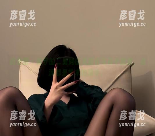 微密圈 - 保守的二舅妈的美脚在写真中绽放，点滴都是艺术的精华。