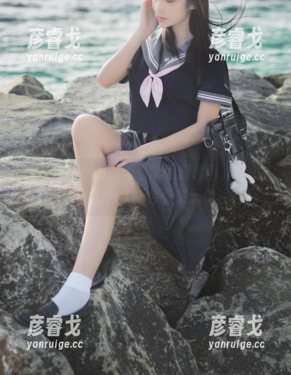 南桃Momoko的无名常服新套图，穿上去不要太自信，可能会引来无数注目！