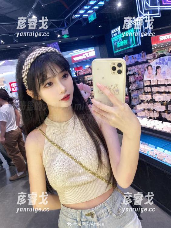 图册里的大肉丸Amiee旗袍：每件都像是在说“你爱不爱我？”