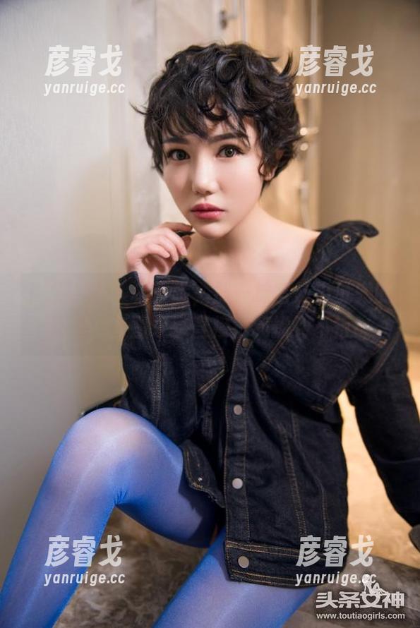 头条女神-杨曼妮 头条女神 - 杨曼妮,那一抹宫廷小肚兜的风华,套图分享直接把我撩到不行!