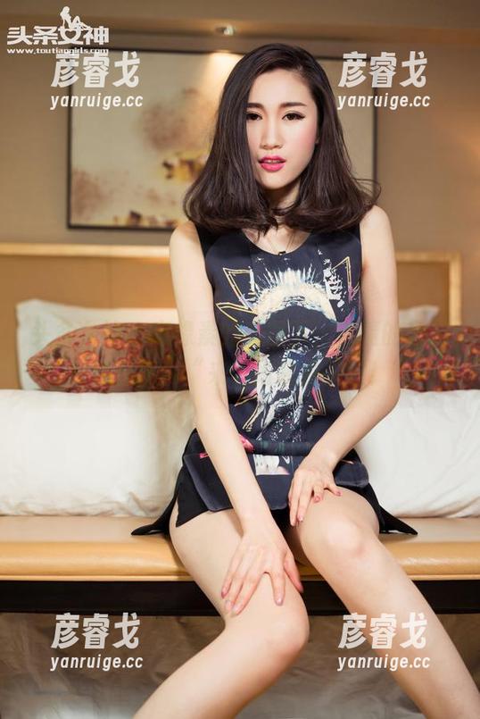 头条女神 - 高像素的美图下，钟晴的套装就像在说：“来，给我点关注！”