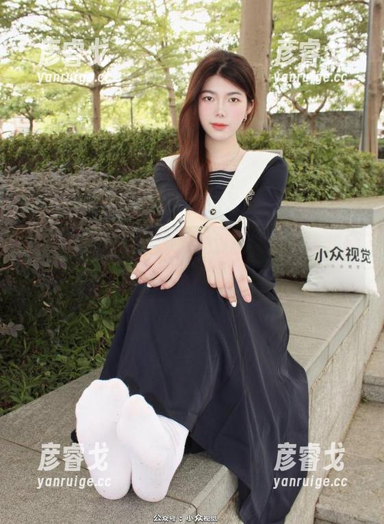 小众视觉 - 蓉蓉的皮衣原图，怎么连我都想试试了