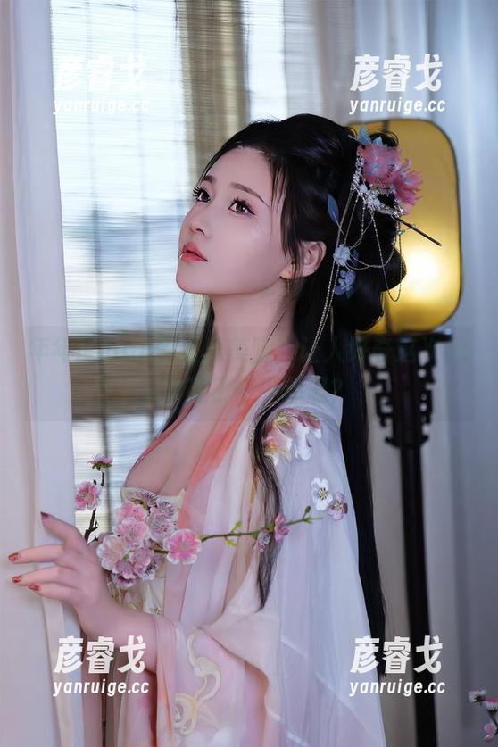 年年Nnian 年年Nnian的写真美腿,让人好奇这次cos得花了多少心思?