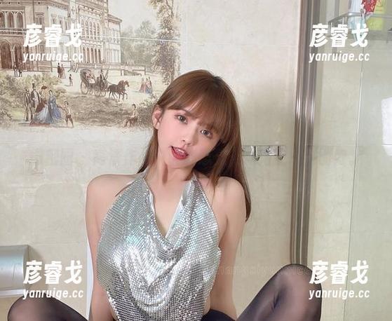 微密圈 - 高清作品中的张思允，短裙撩得刚刚好。