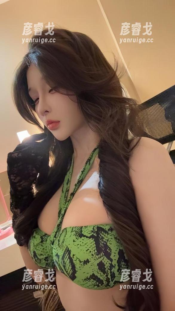 微密圈 - 青色蛇纹写真集：无欲无求的推土君的最新力作，资源丰富，这种色调真让人想要继续盯着看。
