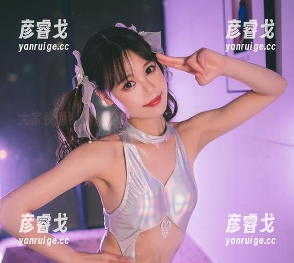 大家快看！星黛鹿鹿i的私房泳装，这种豹纹也是可以如此甜。
