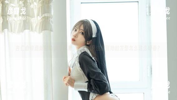 杏仁曲奇最新的瑜伽写真集，我竟然只注意到她的发型怎么这么好看？