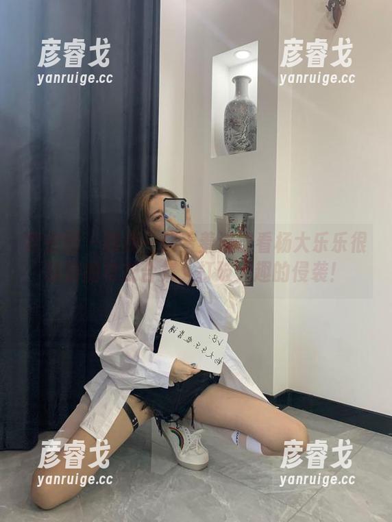 微密圈 - 跟我一起羞羞涩涩看杨大乐乐很靠谱的皮衣合集，打破无趣的侵袭！