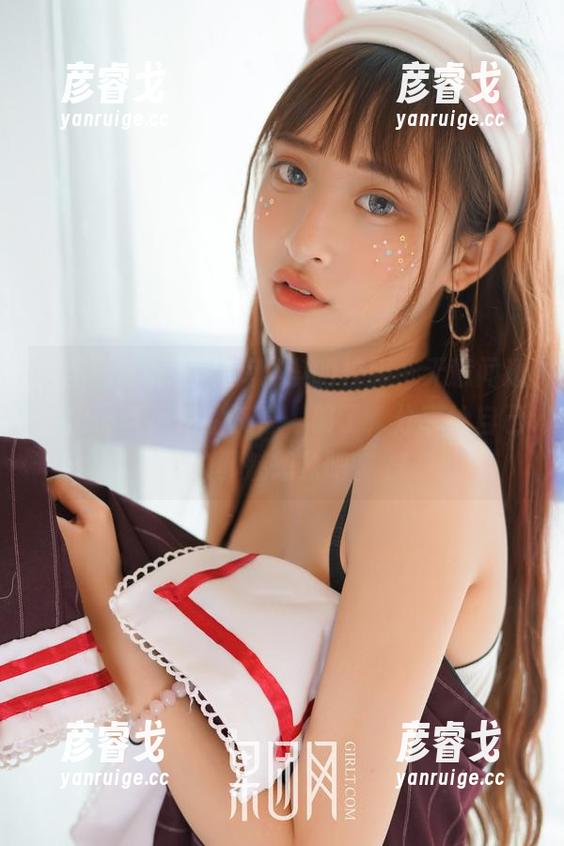 果团网 - 原图中莫雅淇的校服，无意间透露出一丝叛逆的气息，够了，分享给自己的邪魅想象吧。