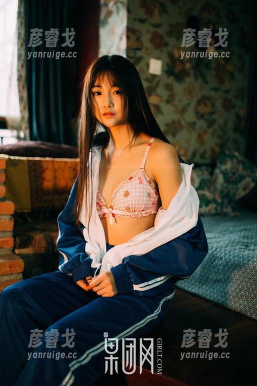 果团网-蜜桃Q妹儿 果团网 - 想看蜜桃Q妹儿在泳装中的优雅姿态吗?原图在这里等你下载!