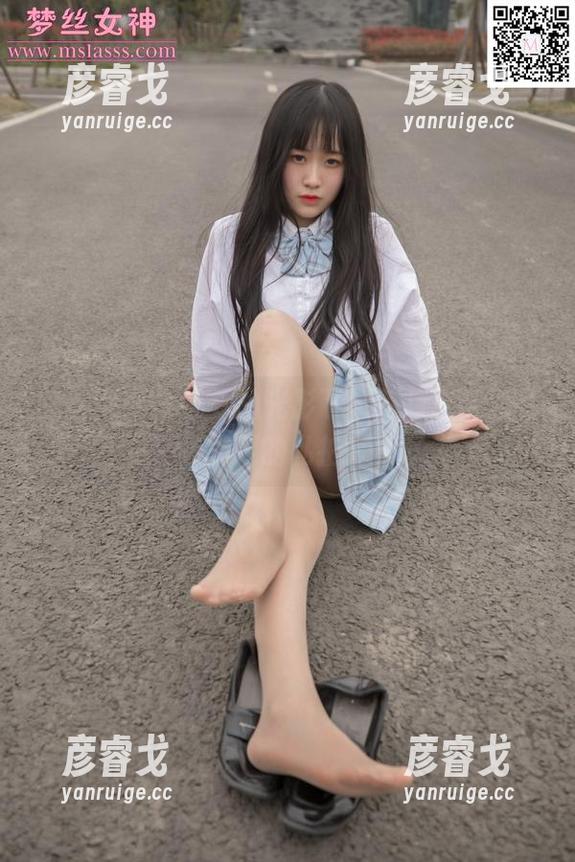 梦丝女神 - 轻柔的光影下，花月舞带你品味美足的私拍玄机