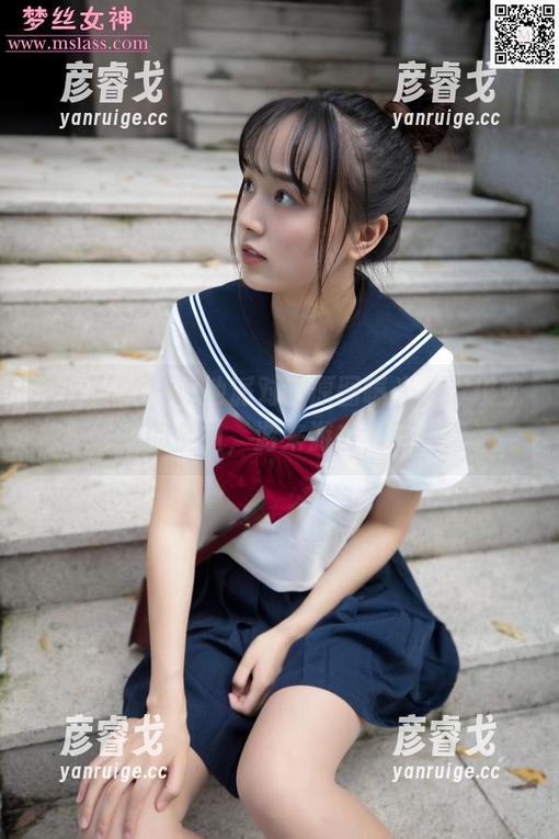 梦丝女神 - 泳池派对的原图曝光，诗琪就像是水底的金鱼，游来游去，惹人喜爱。