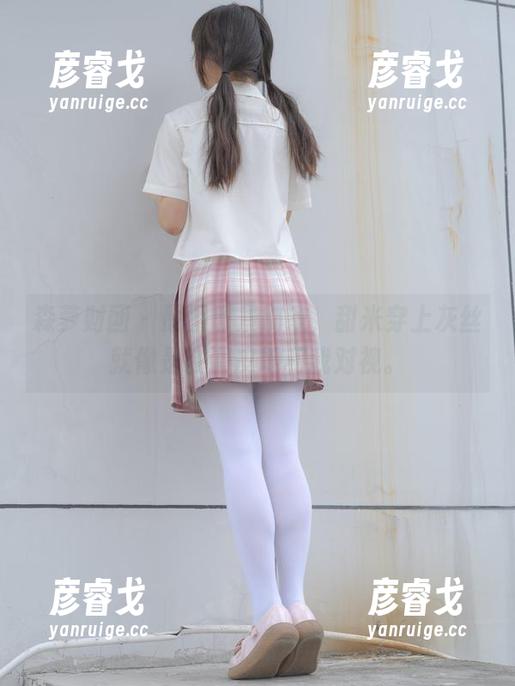 森萝财团 - 原图取景别致，甜米穿上灰丝就像是在调皮地和我对视。