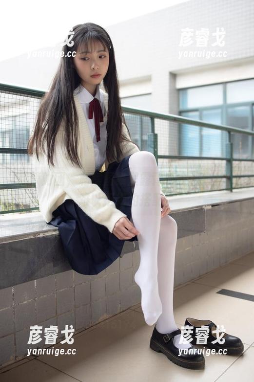 森萝财团 森萝财团,私房图集里露背毛衣和白丝,难以拒绝的搭配。