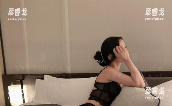微密圈 - 图片里的温柔：牛奶里的果汁总能让人心软，真不懂是怎么做到的。