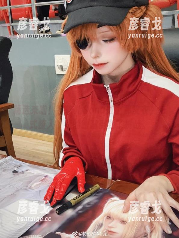 特软儿Sona 精选来啦!特软儿Sona披上那皮衣,花式撩人,我的眼睛受到了挑战。