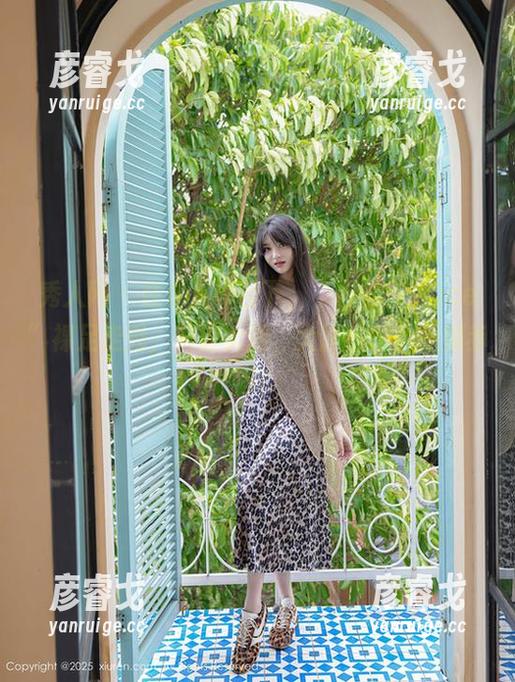秀人网 - 在众人瞩目下，“容容容Alice”裸足走秀，只管大胆，大胆出门，不如赤脚！