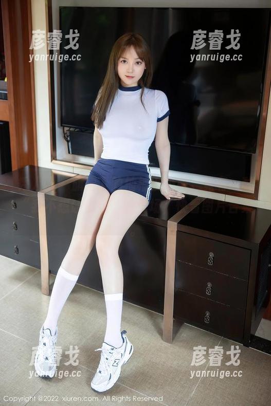 秀人网 - 旗袍下的柚柚小奶瓶，竟有一种“我不想让你走”的气场，快看图片合集。