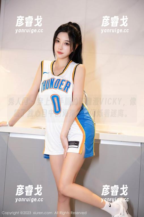 秀人网 - 穿上水手服的陈雅漫VICKY，像极了我心目中的海岸线…闪烁着迷离。