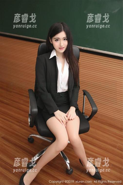秀人网 - 在长腿与美妆之间，龙泽美曦的图片就像种草机，火速来收！