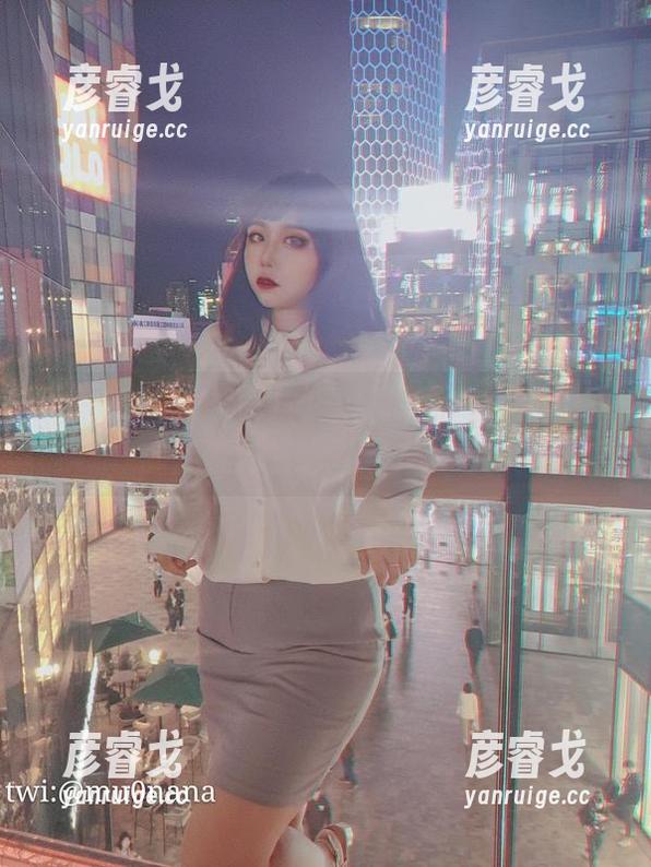 穆零Mu0白裙图片：裙摆荡起，似乎连我都忙着对着她竖起大拇指！