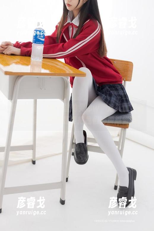 紧急企划 - 图片里的见希w，这礼服显得如此张扬，图谋是要把我们都震撼到吗？