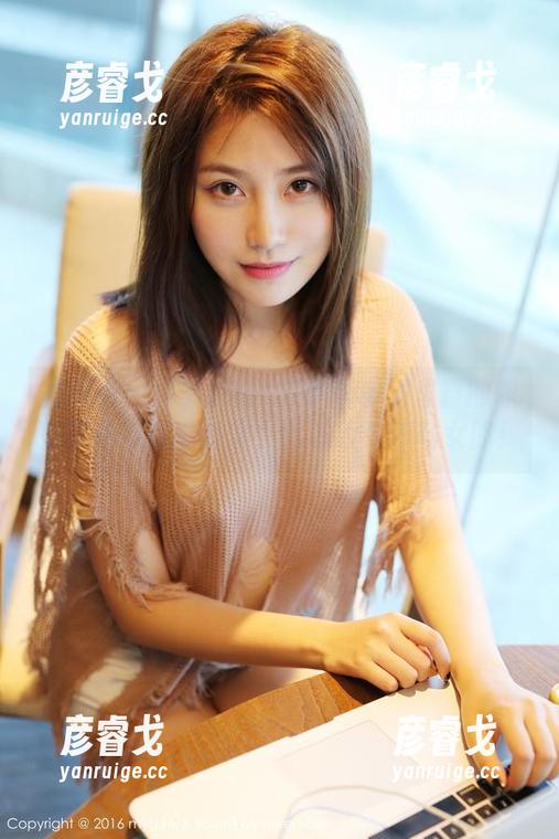 美媛馆-Carina绮里嘉 美媛馆 - 看着原图:Carina绮里嘉的职业装内容超乎想象,活脱脱个职场女郎!