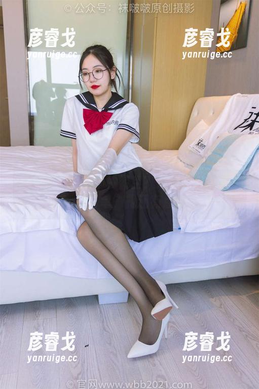 袜啵啵 - 图里那种镂空？泡芙私房写真果然不简单，我还有点懵...