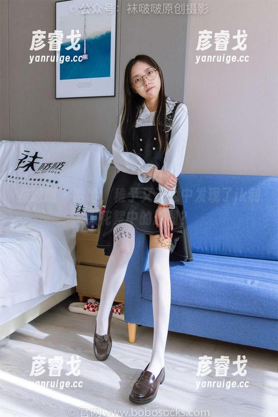 袜啵啵 - 哈哈，稚予又无意中发现了jk制服花絮中的原图？