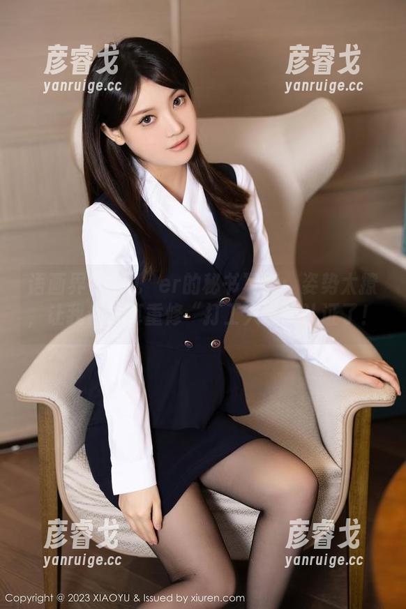 语画界 - 玥儿玥er的秘书写真：姿势太撩，让我都打算重修“打工人”的认证了！
