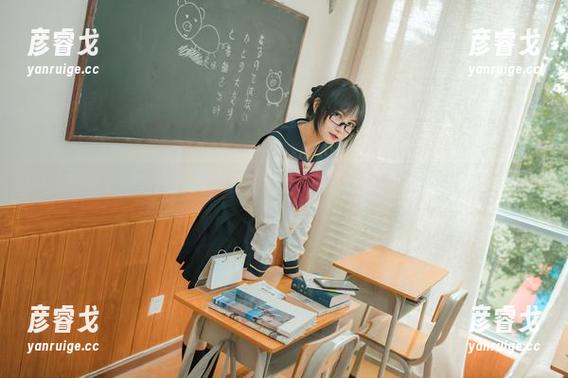逐月Su穿着水手服，原图总是让我想起校园里的奇妙回忆