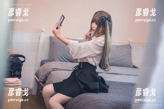 里见年一 有点疯狂的时刻,里见年一的女王cos产生的效果,有点不可思议。