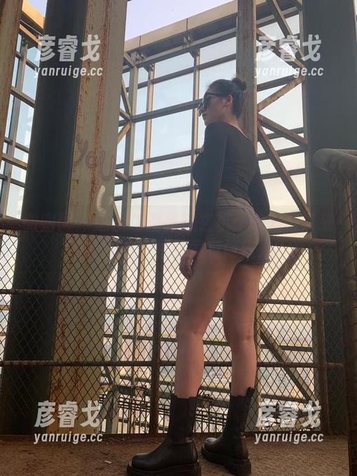 微密圈 - 这图包里暗藏玄机：陈佩奇带来的后妈蕾丝裙究竟有何魔力？