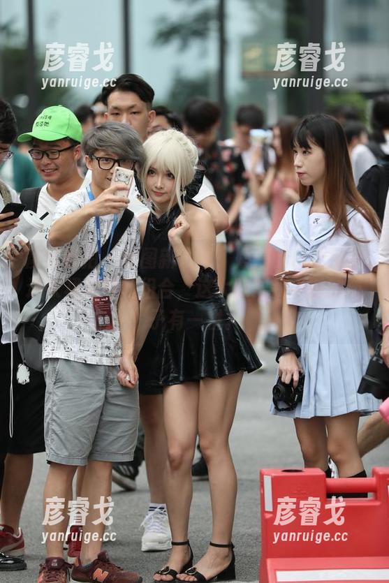 魔镜街拍 - 套图新发现！婷婷的白色吊带连衣裙加黑丝组合，这大腿跟我平时的筷子有一拼。