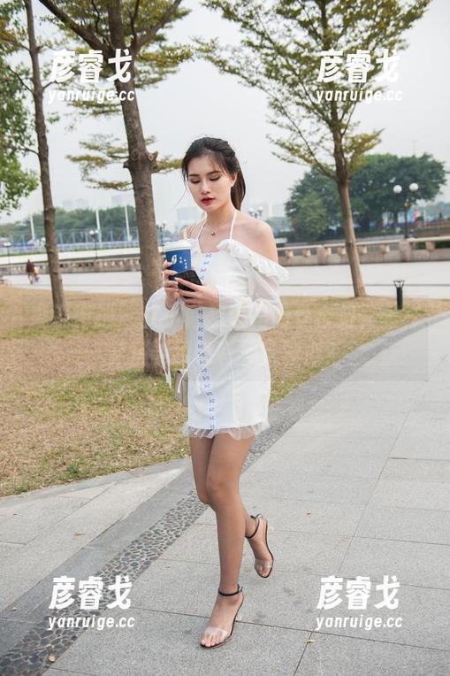魔镜街拍 - 艾小青超短裙肉丝合集，怎样穿搭能跟她有一丝神似？